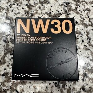 MAC Studio Fix Foundation NW30 NEW